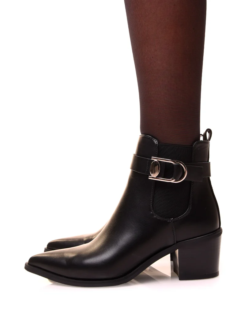 Bottines noires à talons et à bout pointu ajourées d’une boucle