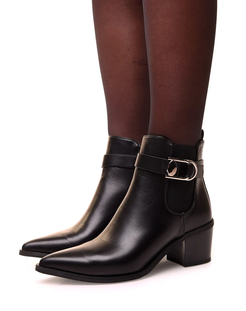 Bottines noires à talons et à bout pointu ajourées d’une boucle