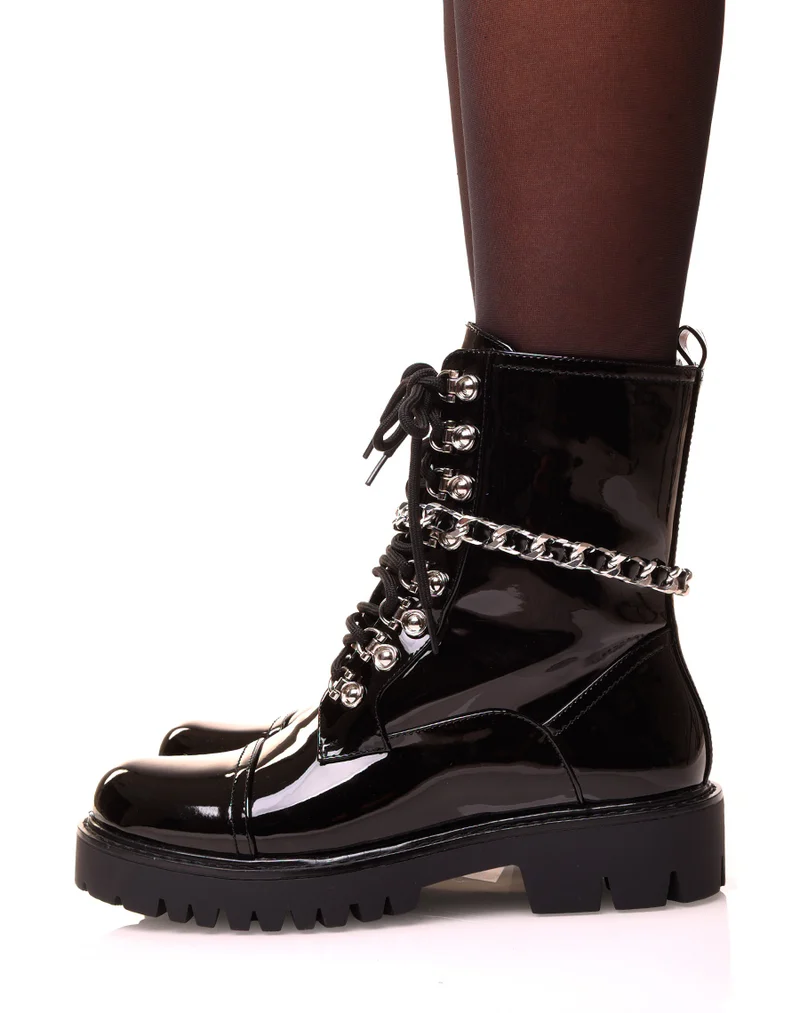 Bottines montantes noires vernies ajourées d’une chaîne