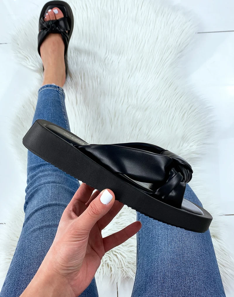 Nu-pieds noirs à brides larges rembourrées