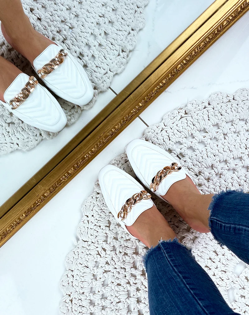 Mule en simili cuir blanche à grosse chaîne