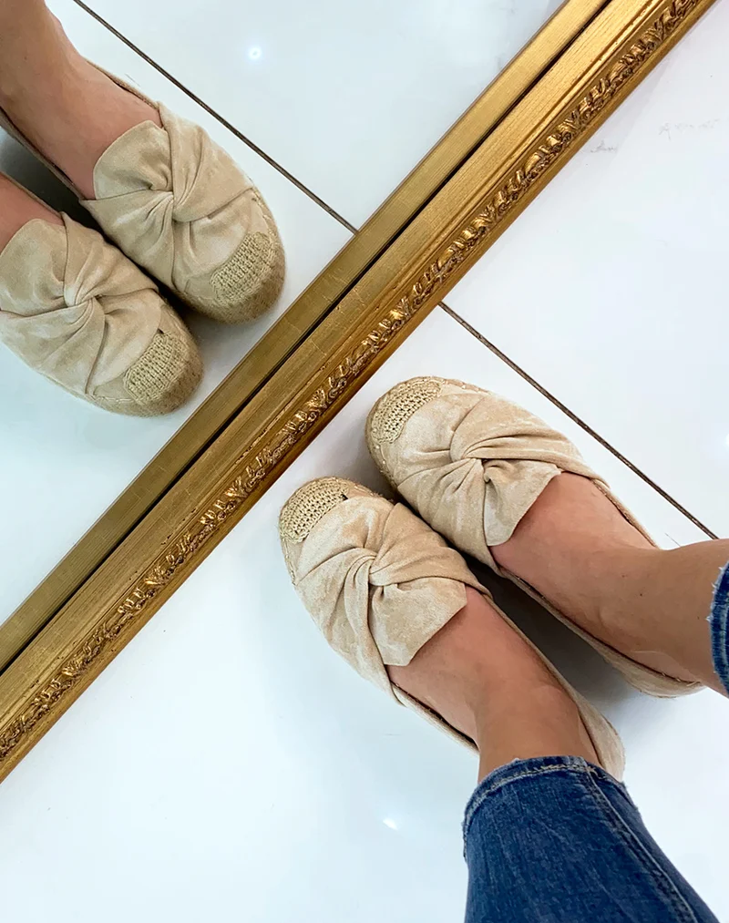 Espadrilles en suédine beige en forme de nœud