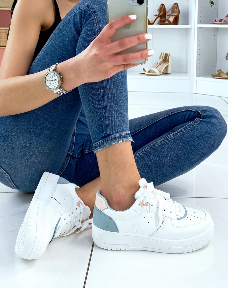 Basket blanche et bleue à détails roses