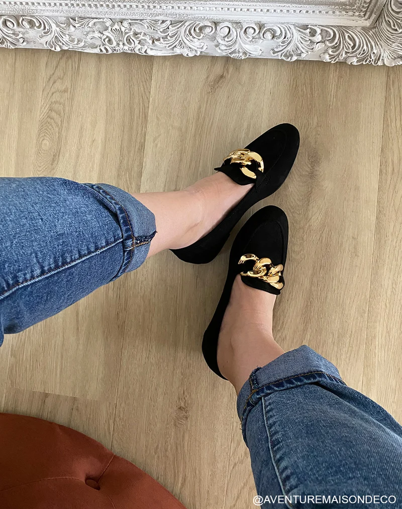 Mocassin en suédine noire et grosse chaîne dorée