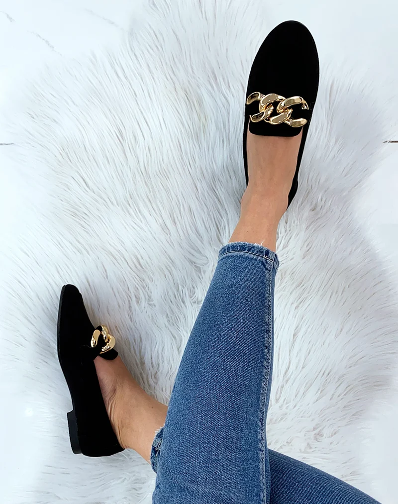 Mocassin en suédine noire et grosse chaîne dorée