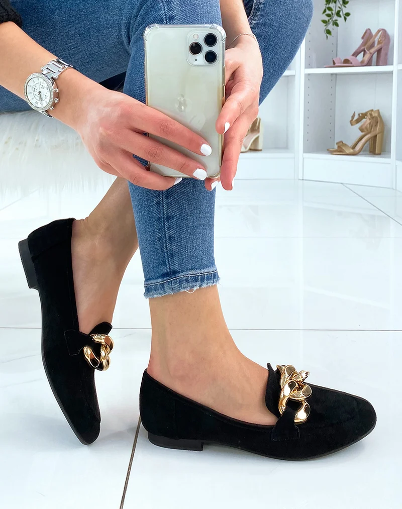Mocassin en suédine noire et grosse chaîne dorée