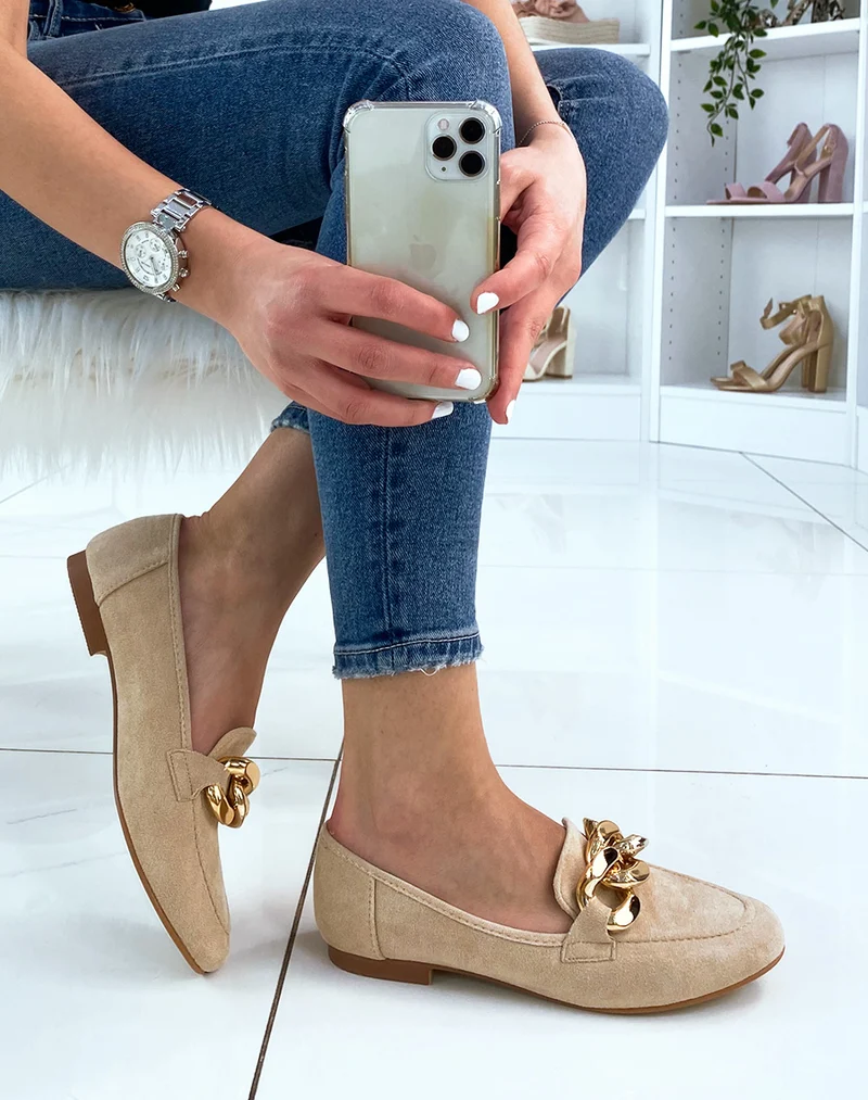 Mocassin en suédine beige et grosse chaîne dorée