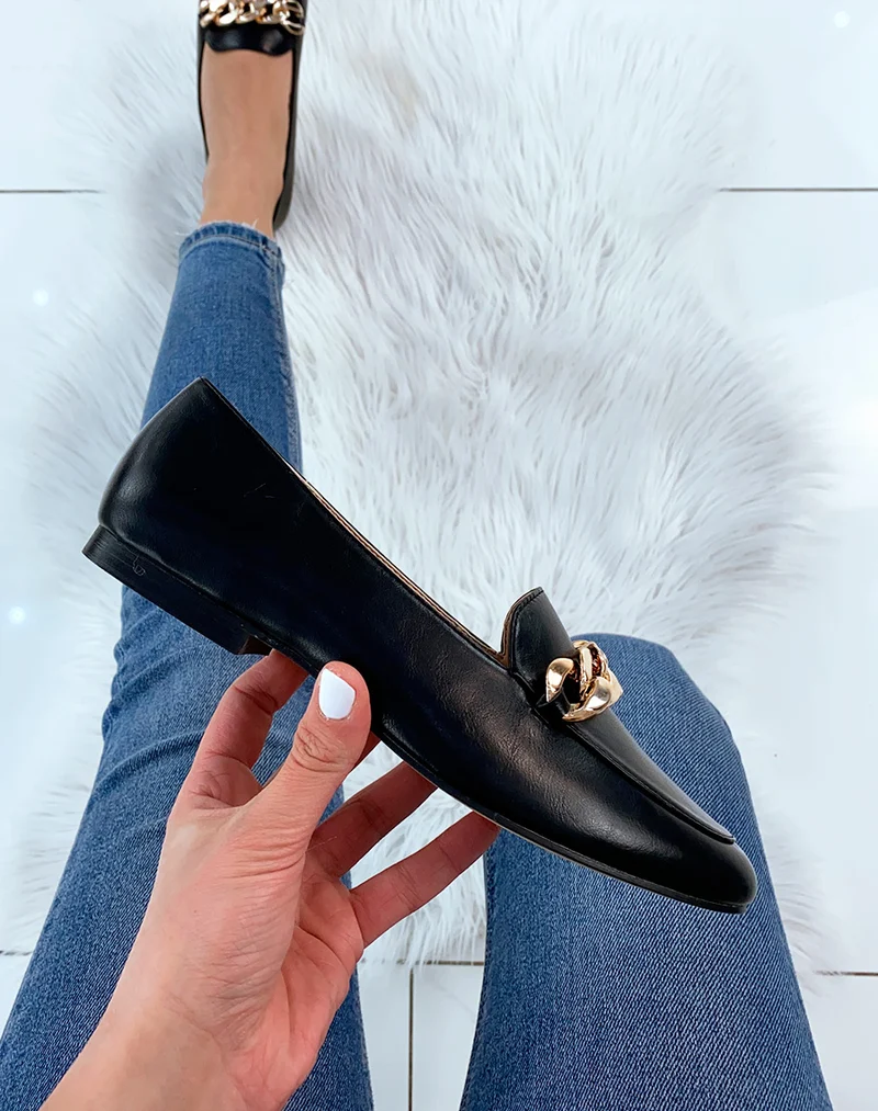 Mocassin noir avec grosse chaîne dorée