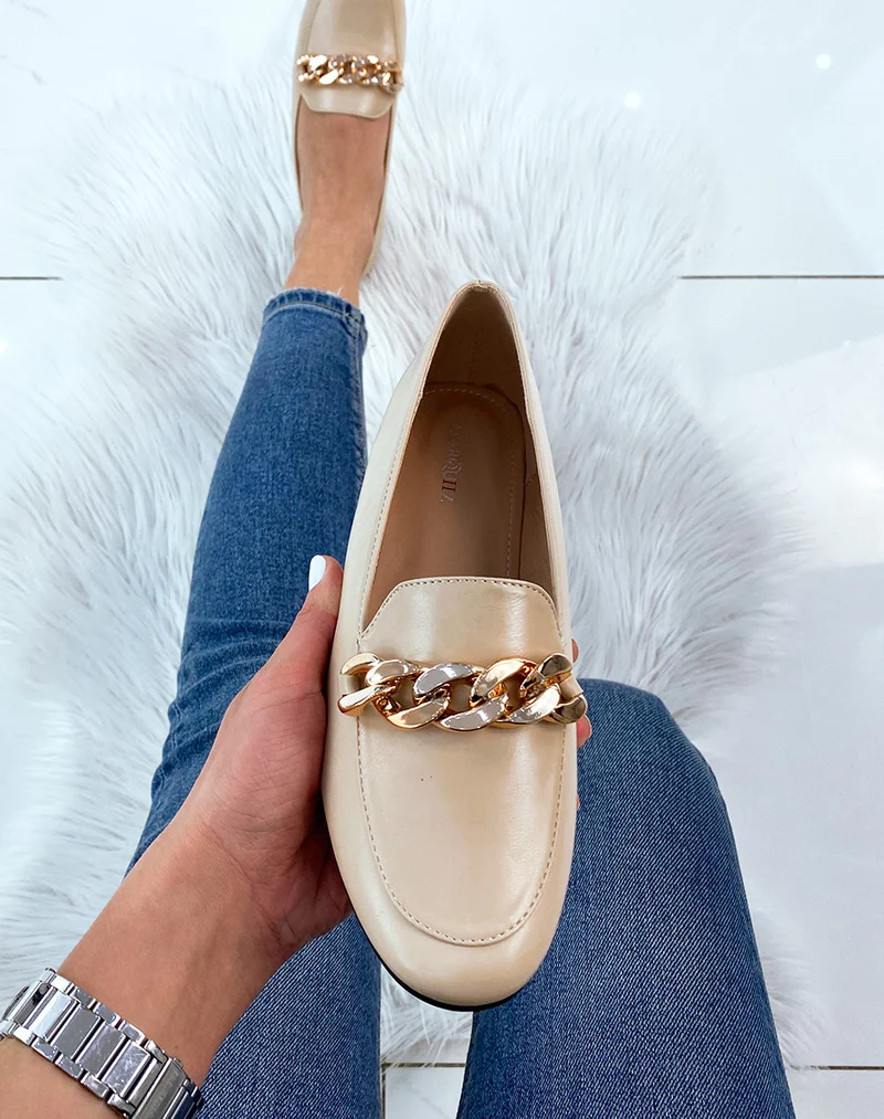 Mocassin beige avec grosse chaîne dorée