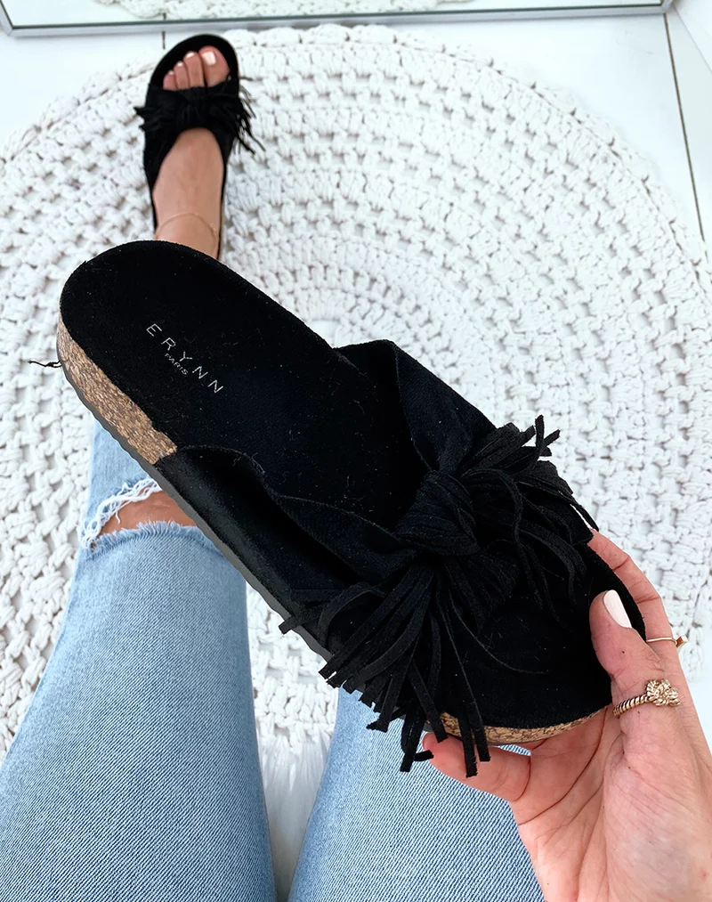 Mules une suédine noires à larges brides en nœud et à franges