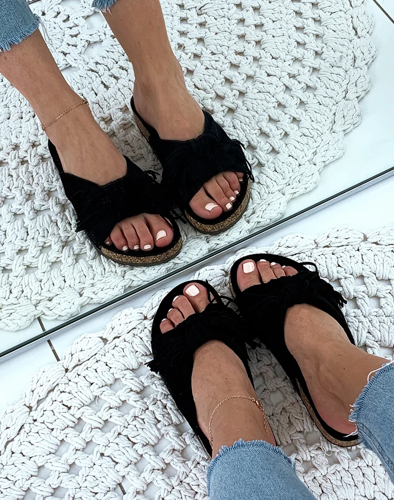 Mules une suédine noires à larges brides en nœud et à franges