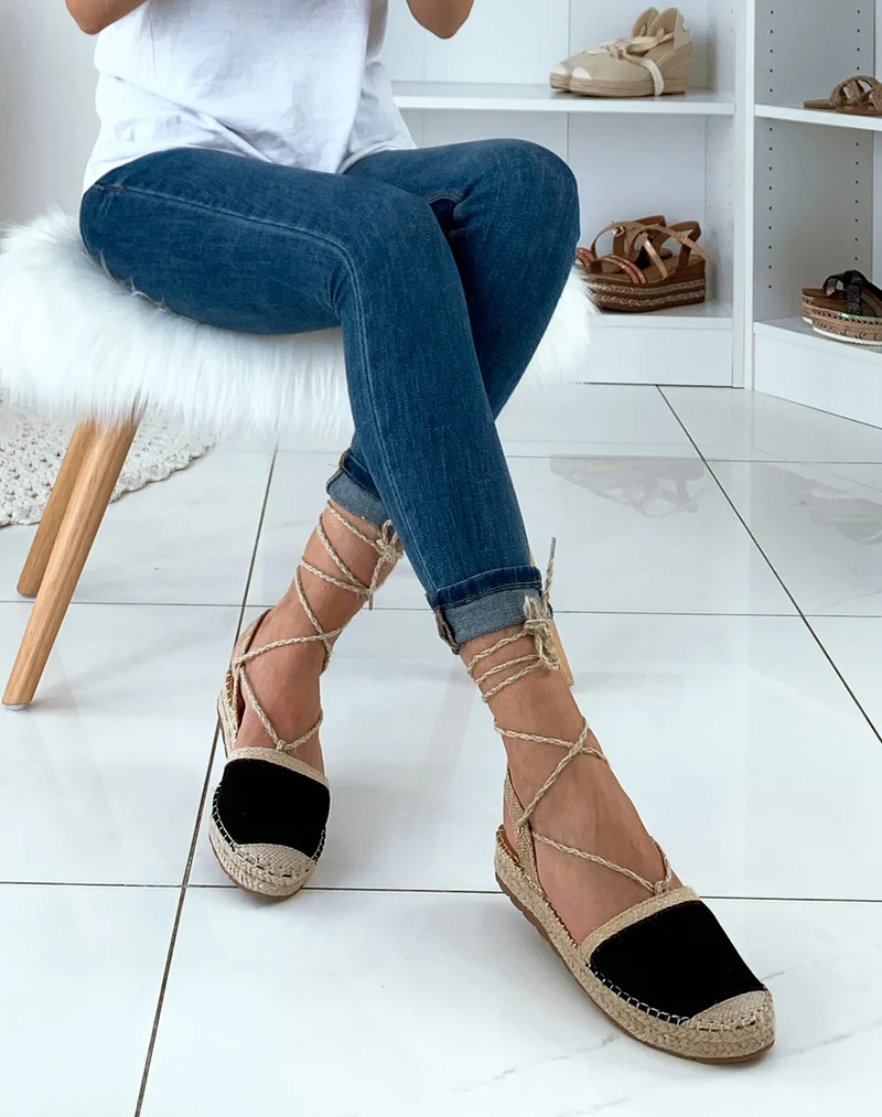 Espadrilles noires et en osier avec des lacets tressés