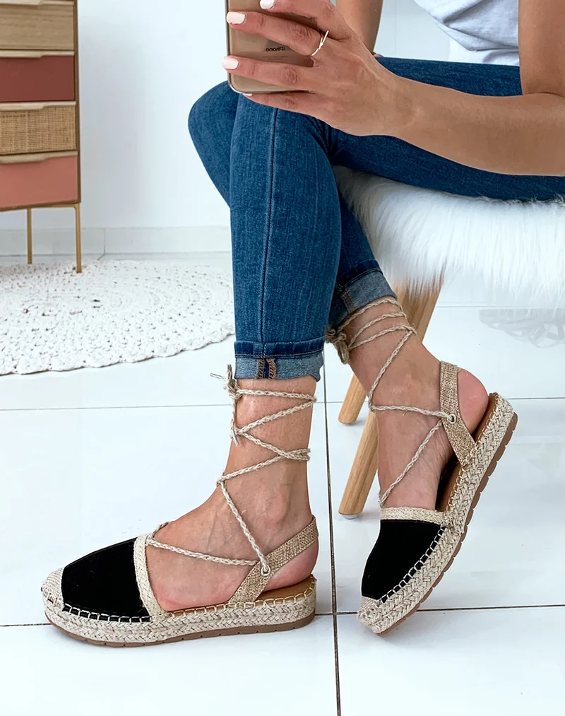 Espadrilles noires et en osier avec des lacets tressés