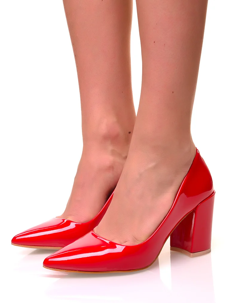 Escarpins vernis rouges à talons carrés et à bouts pointus