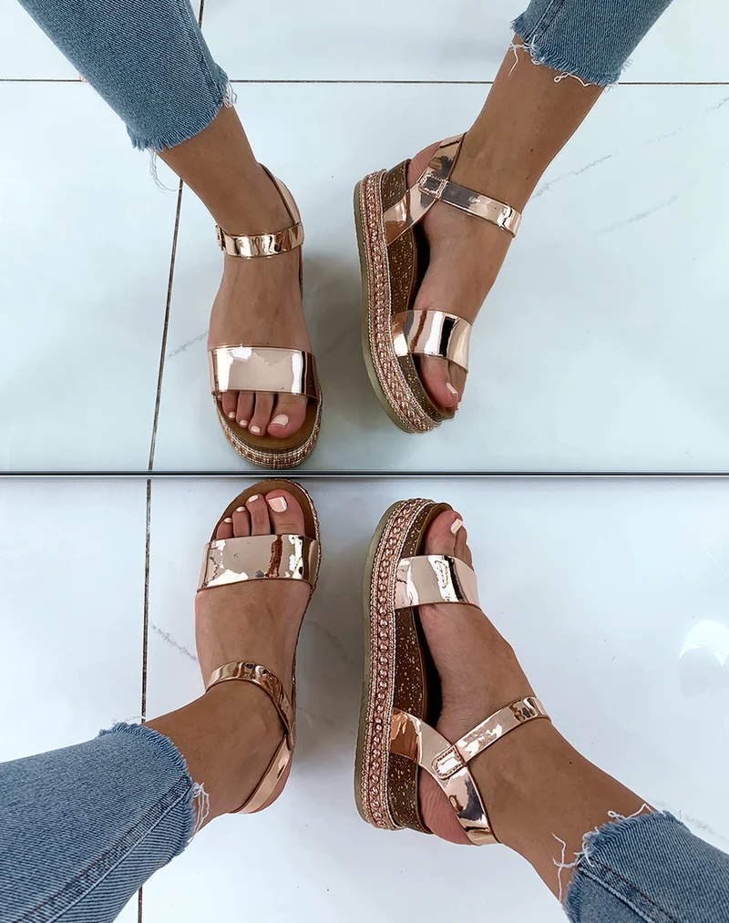 Sandales à brides vernies rose gold et plateformes à clous
