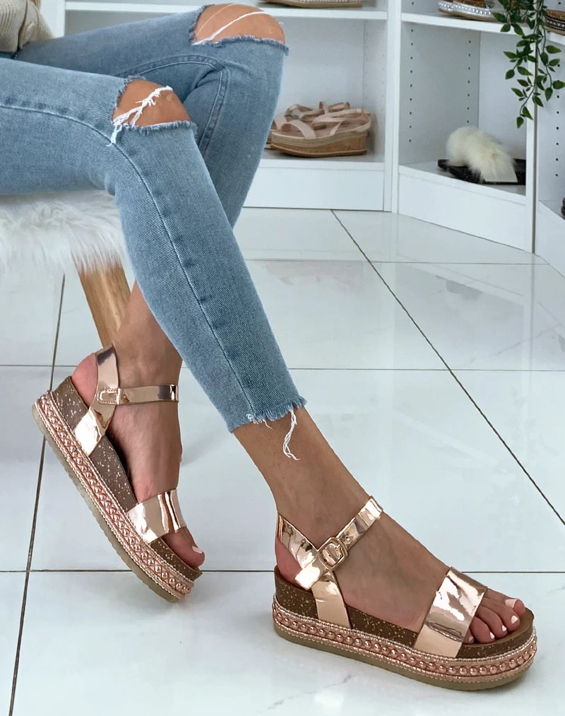 Sandales à brides vernies rose gold et plateformes à clous