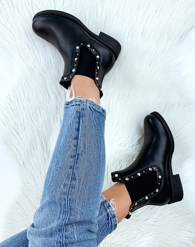 Bottines noires à détails serpent et bijoux sur le contour de l’élastique