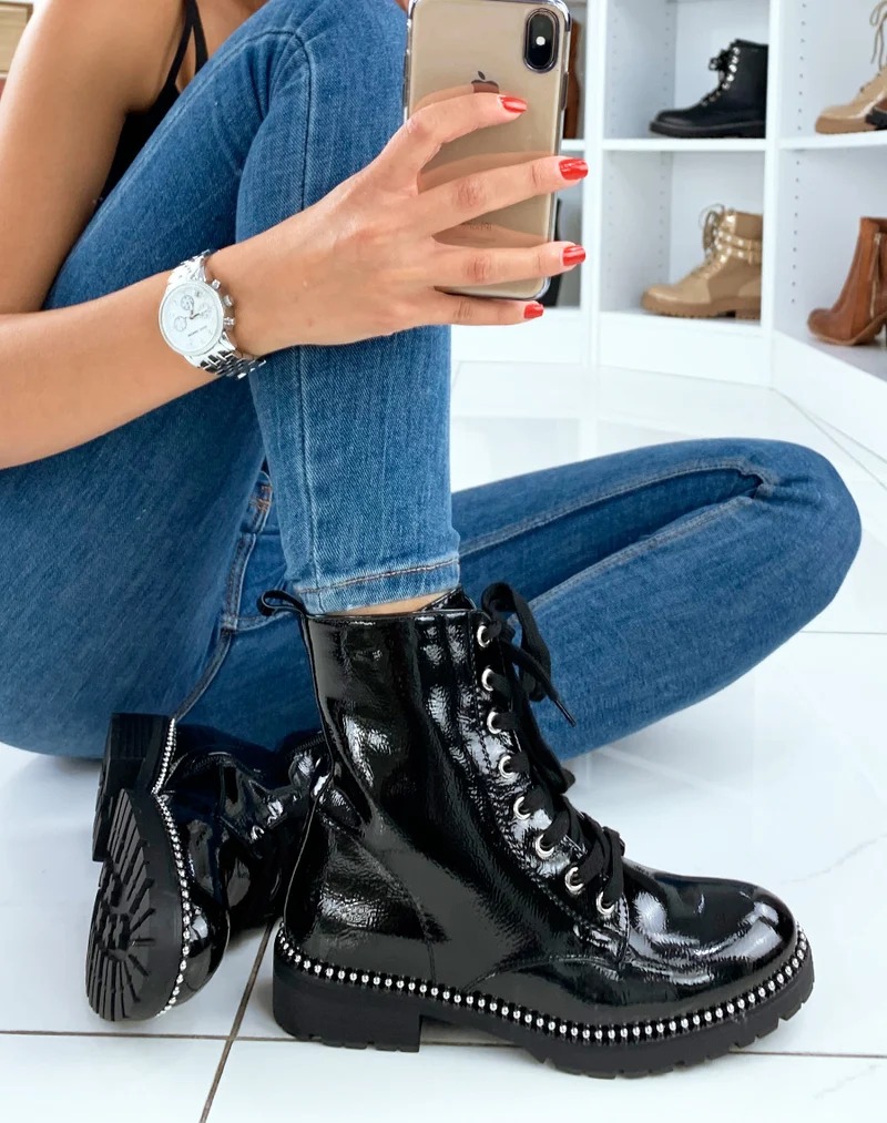 Bottines vernies noires montantes à clous