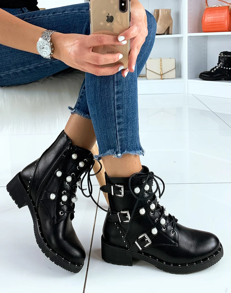 Bottines noires perlées de clous et à sangles perlées