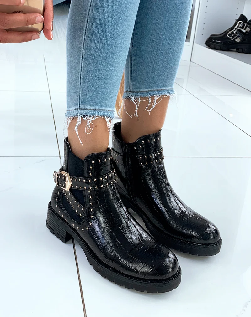 Bottines basses noires effet croco à lanières ornées de clous dorés