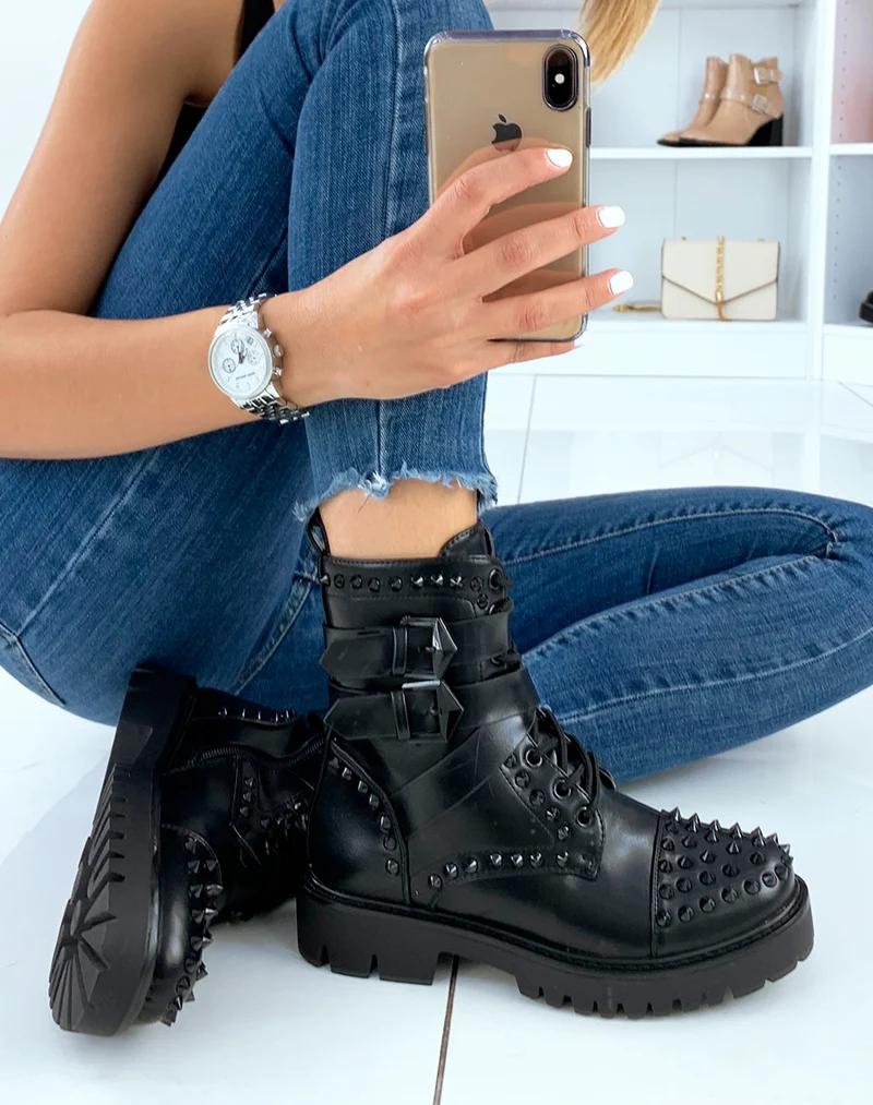 Bottines montantes noires ornées de clous noirs