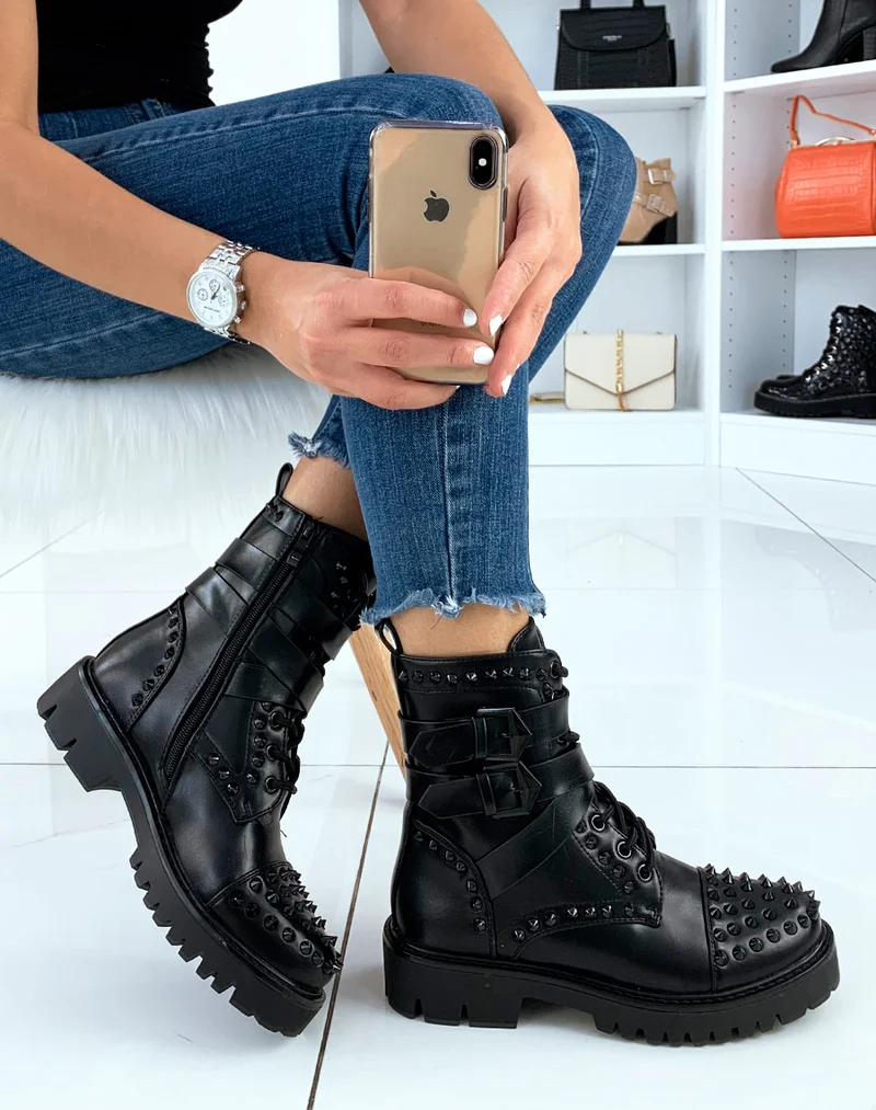 Bottines montantes noires ornées de clous noirs