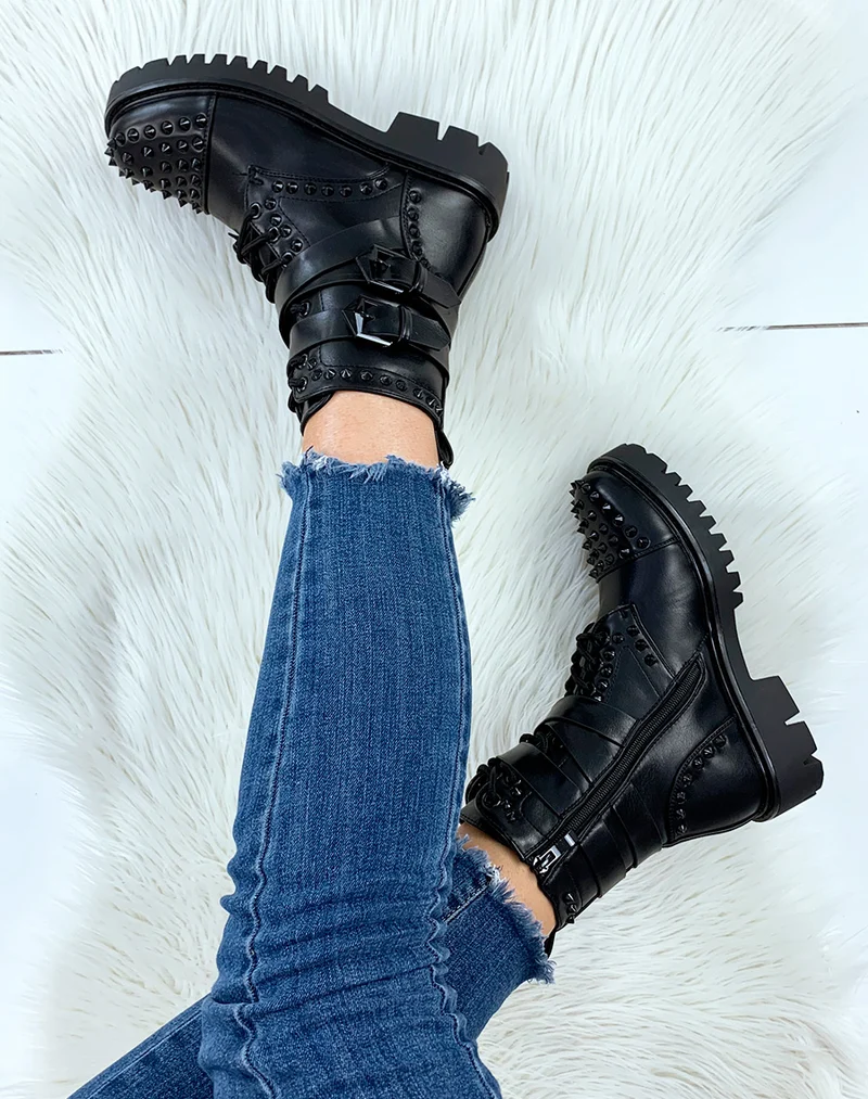 Bottines montantes noires ornées de clous noirs