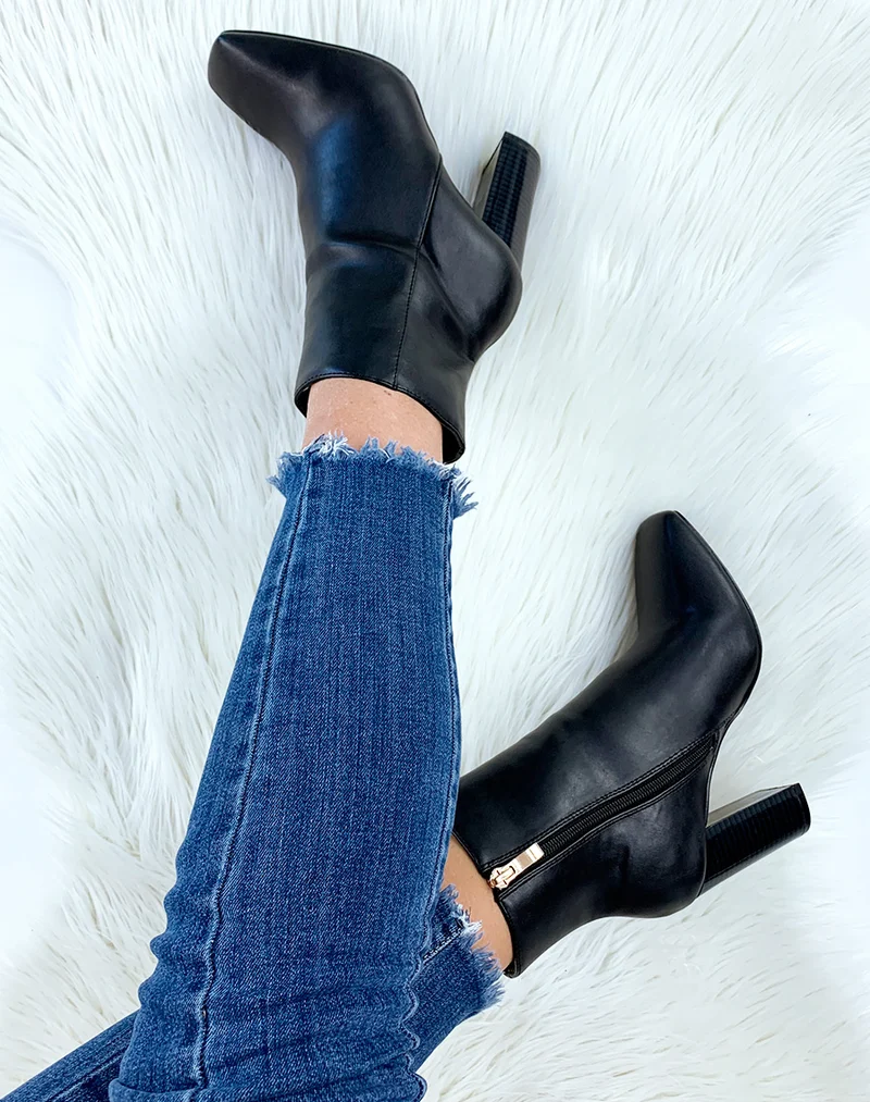 Bottines à talons noires et à bout carré