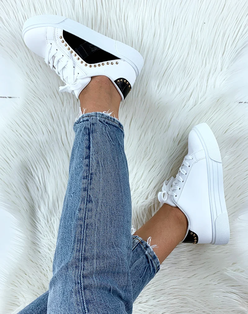 Baskets cloutées blanches et noires effet croco