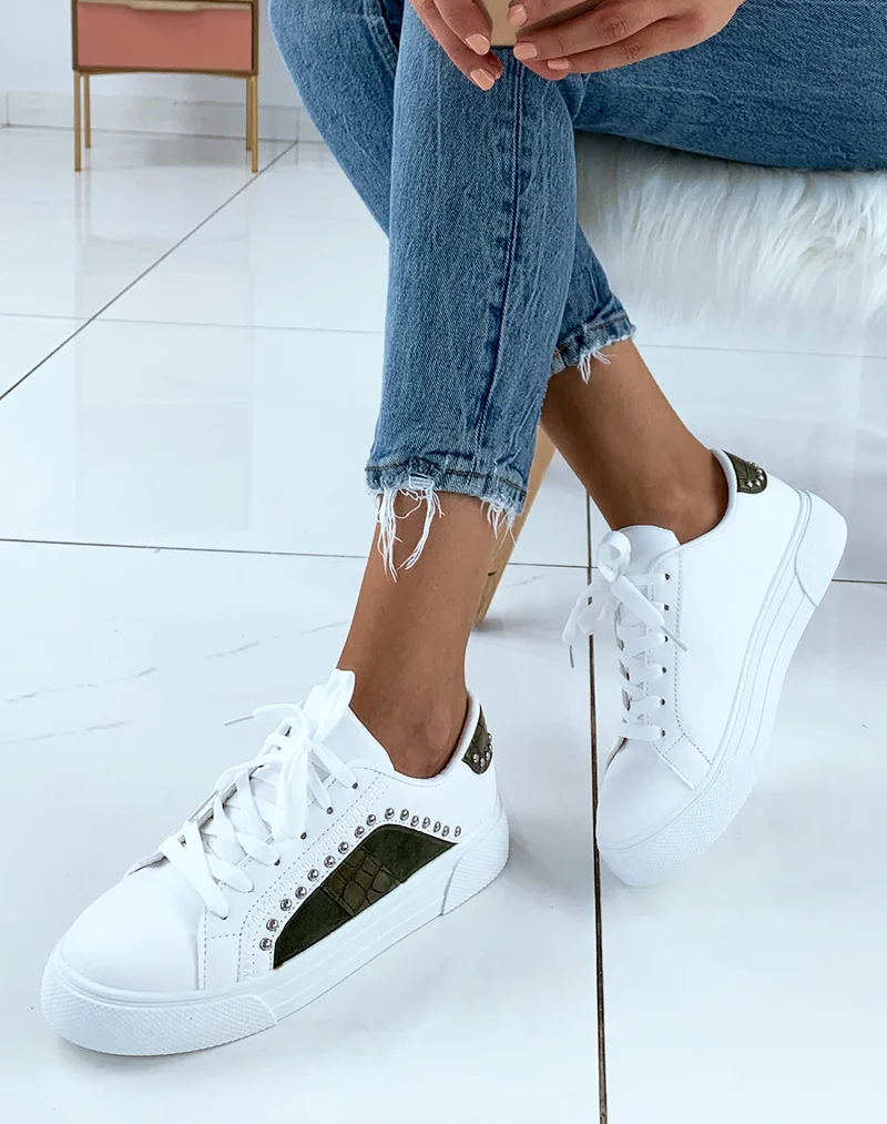 Baskets cloutées blanches et vertes effet croco