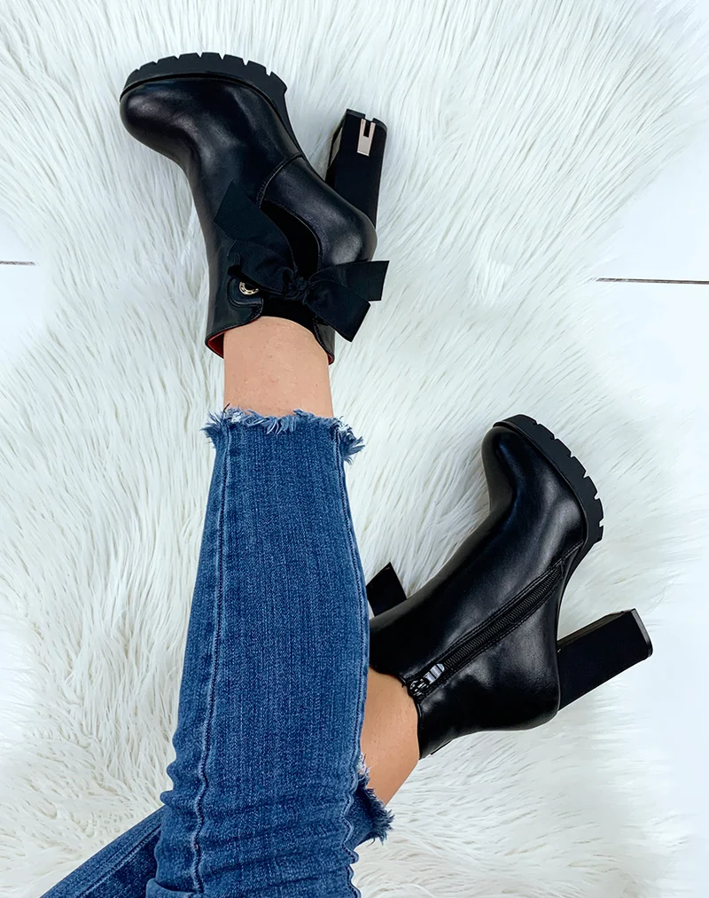 Bottines à talon noires ornées d’un noeud