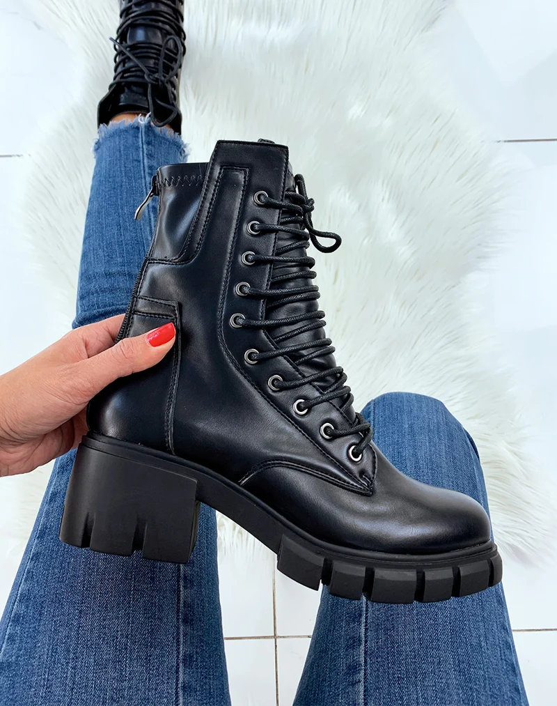 Bottines noires à lacets et à semelle épaisse
