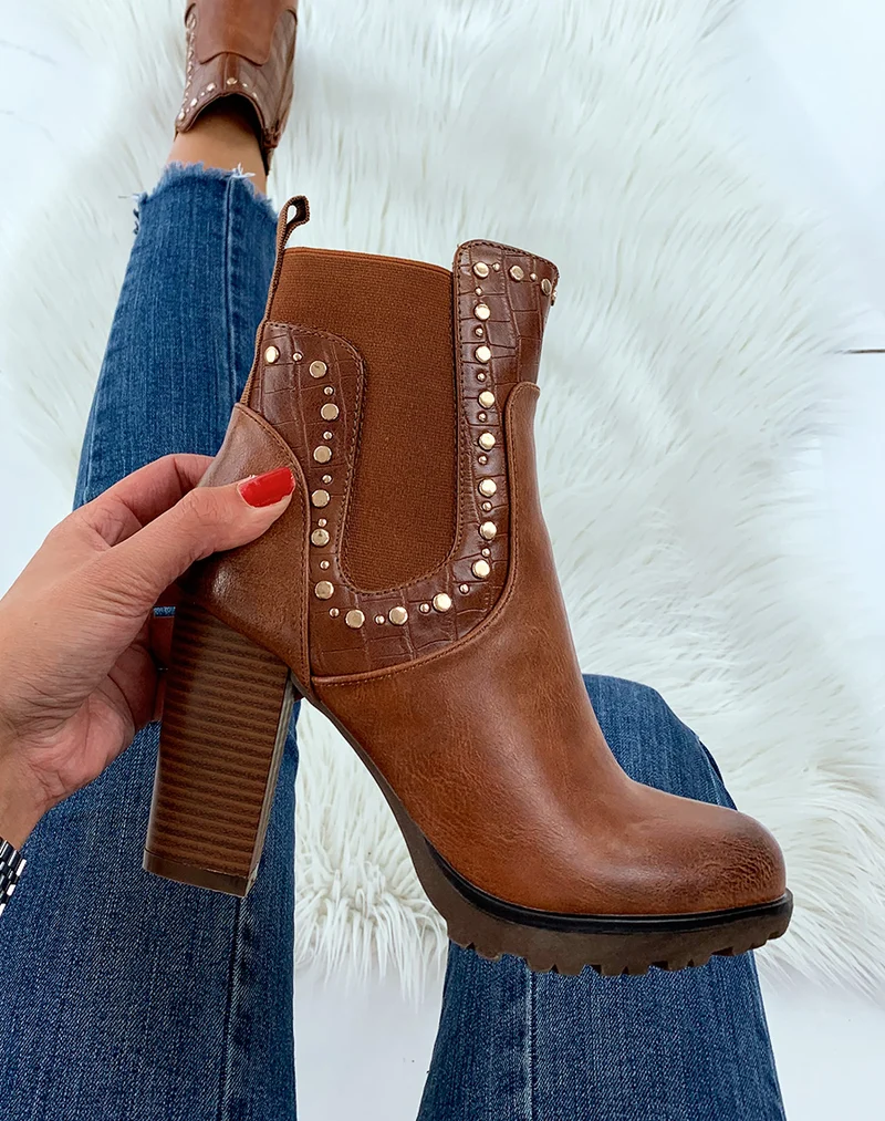 Bottines camel à clou et talon
