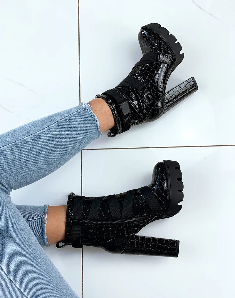 Bottines noires effet croco vernies à talons et lanières entrecroisées