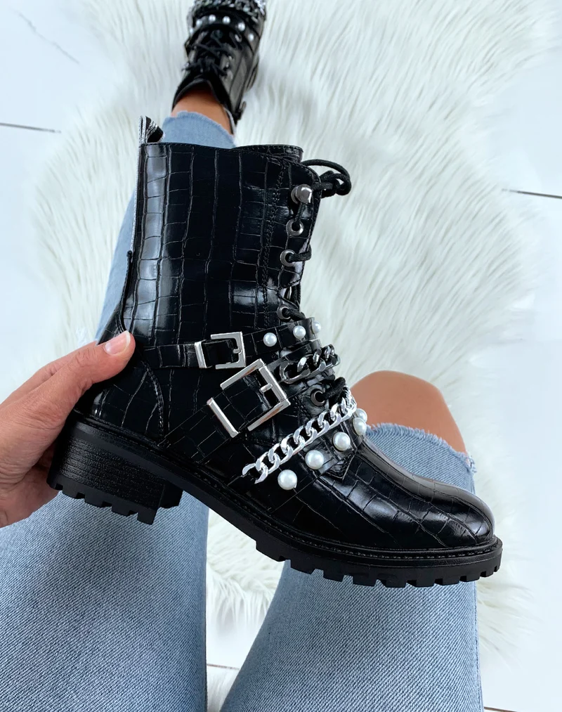 Bottines noires vernis à grosses perles et chaines