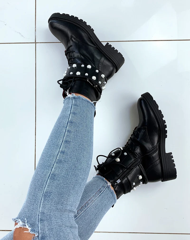 Bottines montantes en similicuir noires à lacets et larges brides ornées de perles