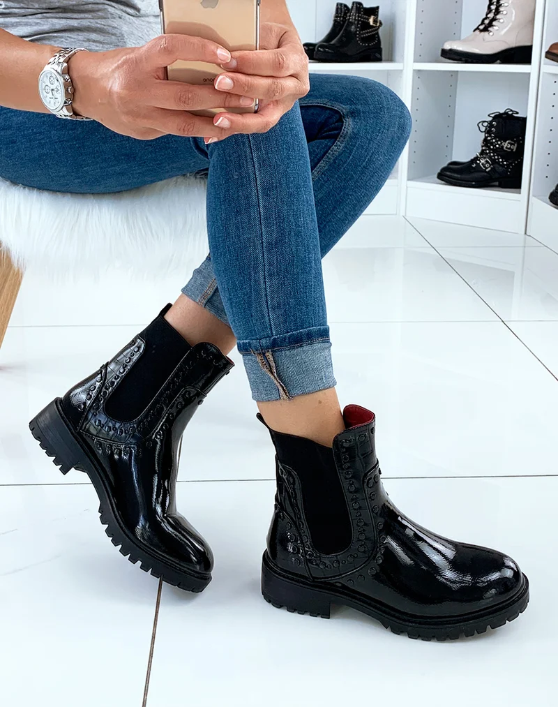 Bottines montantes noires vernies et effet croco ornées de clous noirs
