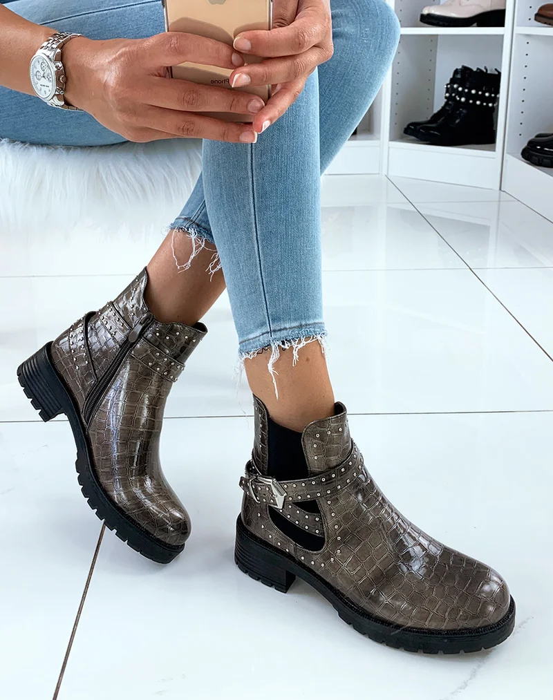 Bottines basses kaki effet croco à lanières ornées de clous argentés