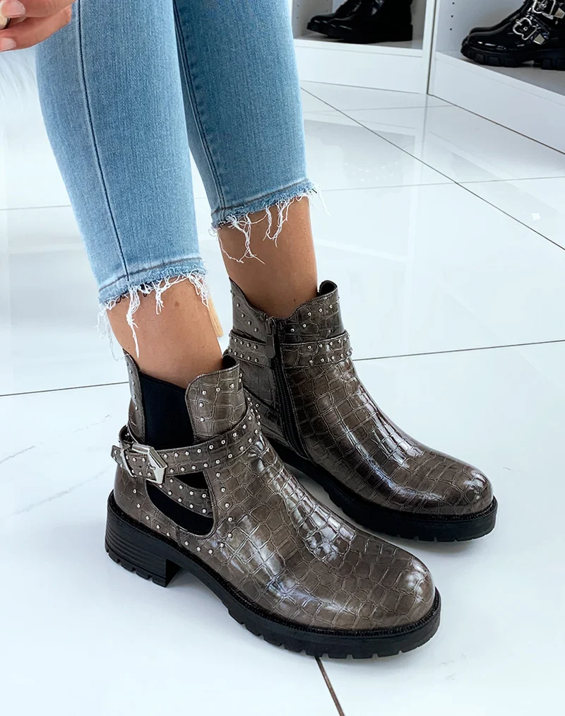 Bottines basses kaki effet croco à lanières ornées de clous argentés
