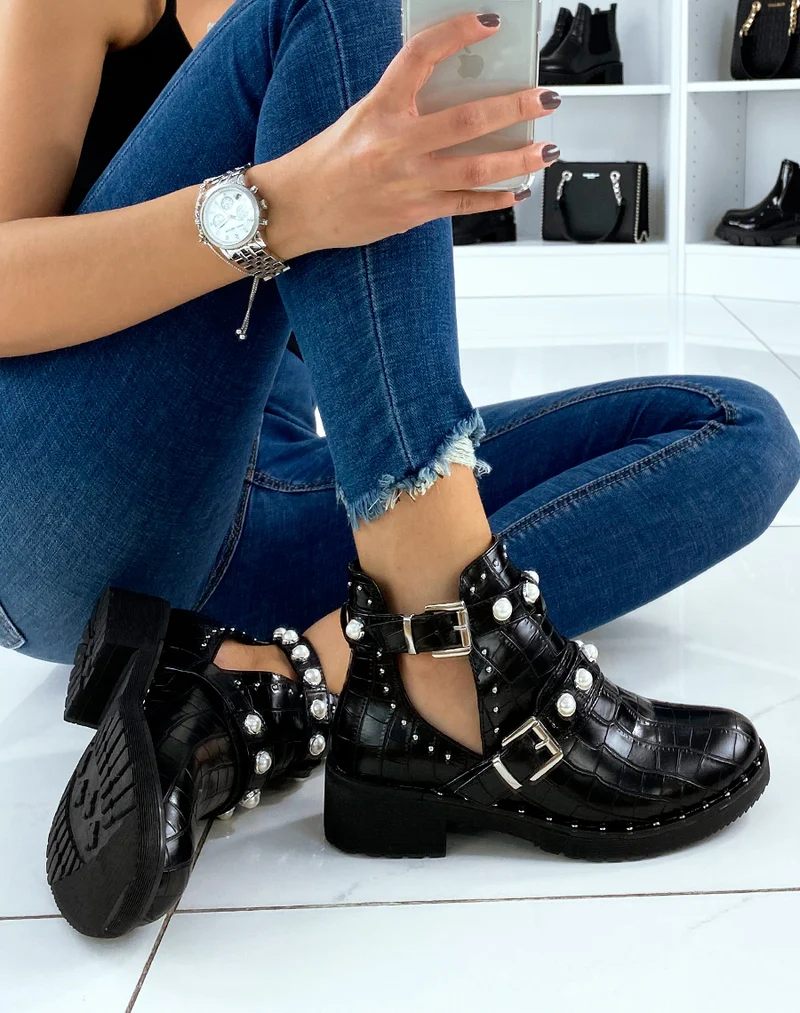 Bottines noires effet croco ajourées