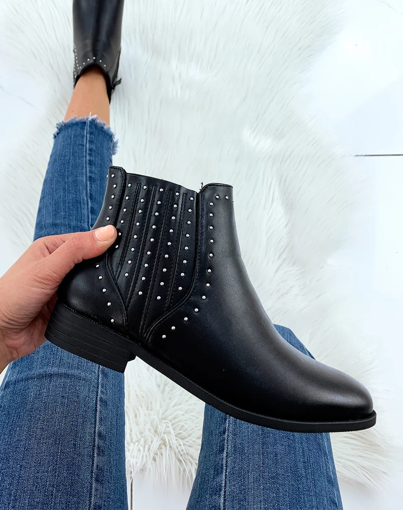 Bottines noires basses ornées de clous