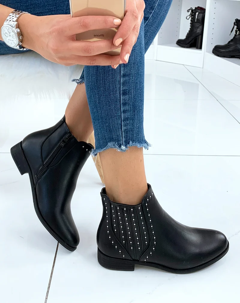 Bottines noires basses ornées de clous