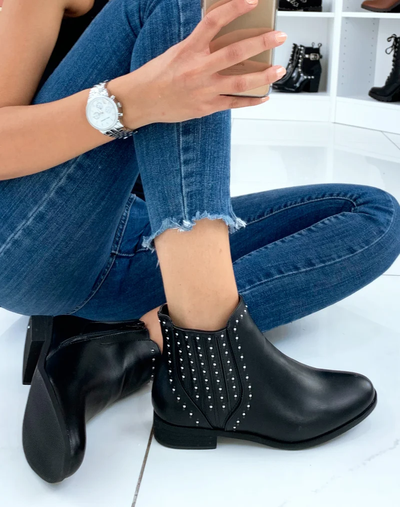 Bottines noires basses ornées de clous