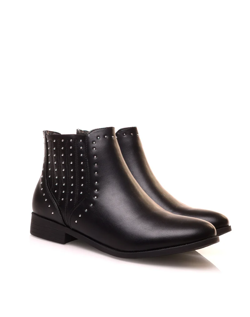 Bottines noires basses ornées de clous