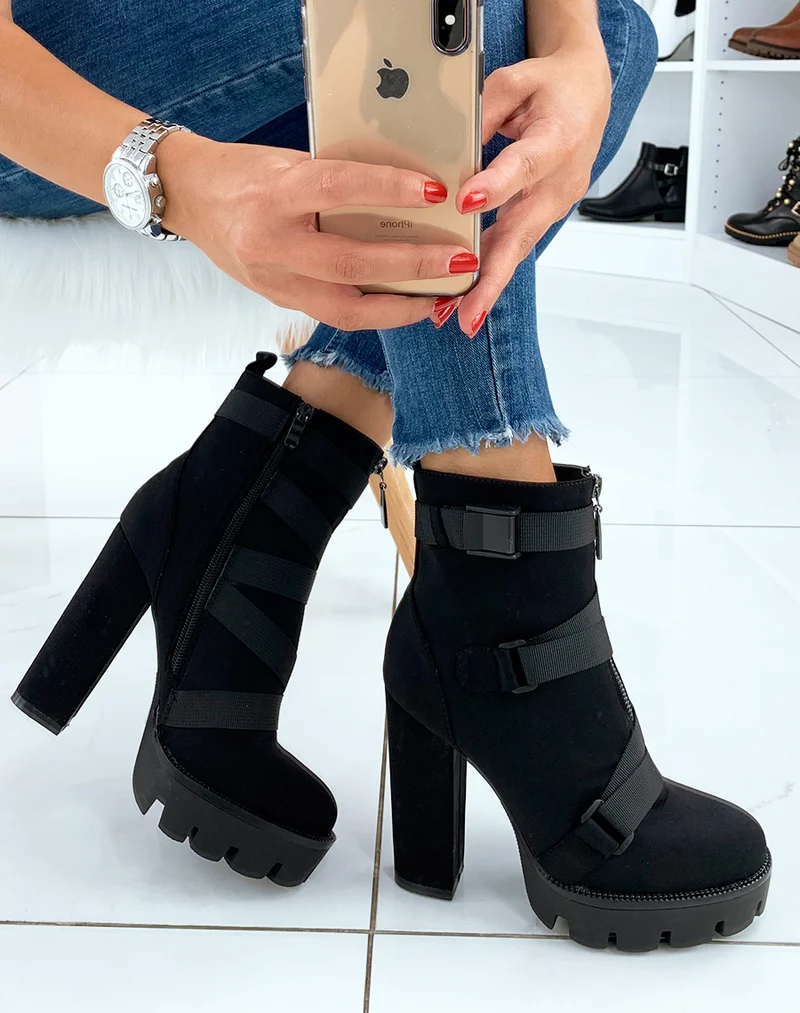 Bottines noires montantes à talons et à lanières multiples