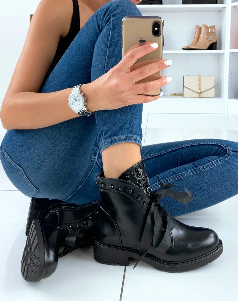Bottines noires à lacets en tissu ornées de clous