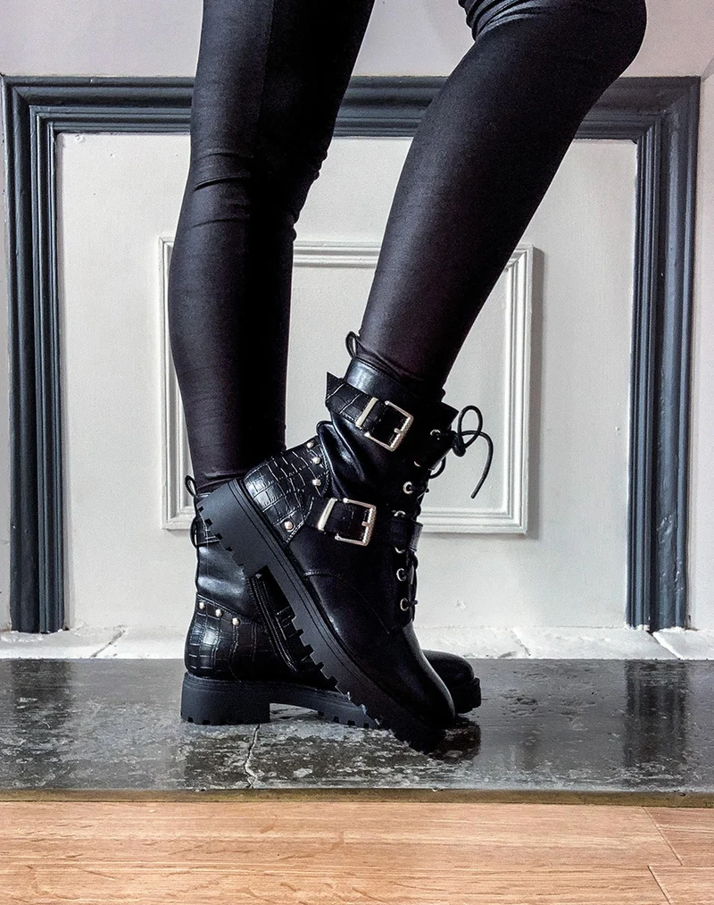 Bottines montantes noires à lanières et détails cloutés effet croco