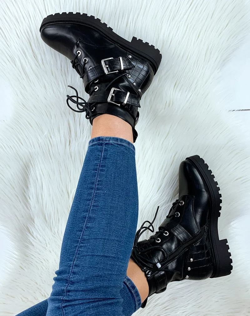 Bottines montantes noires à lanières et détails cloutés effet croco