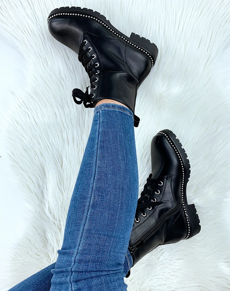 Bottines noires montantes à clous