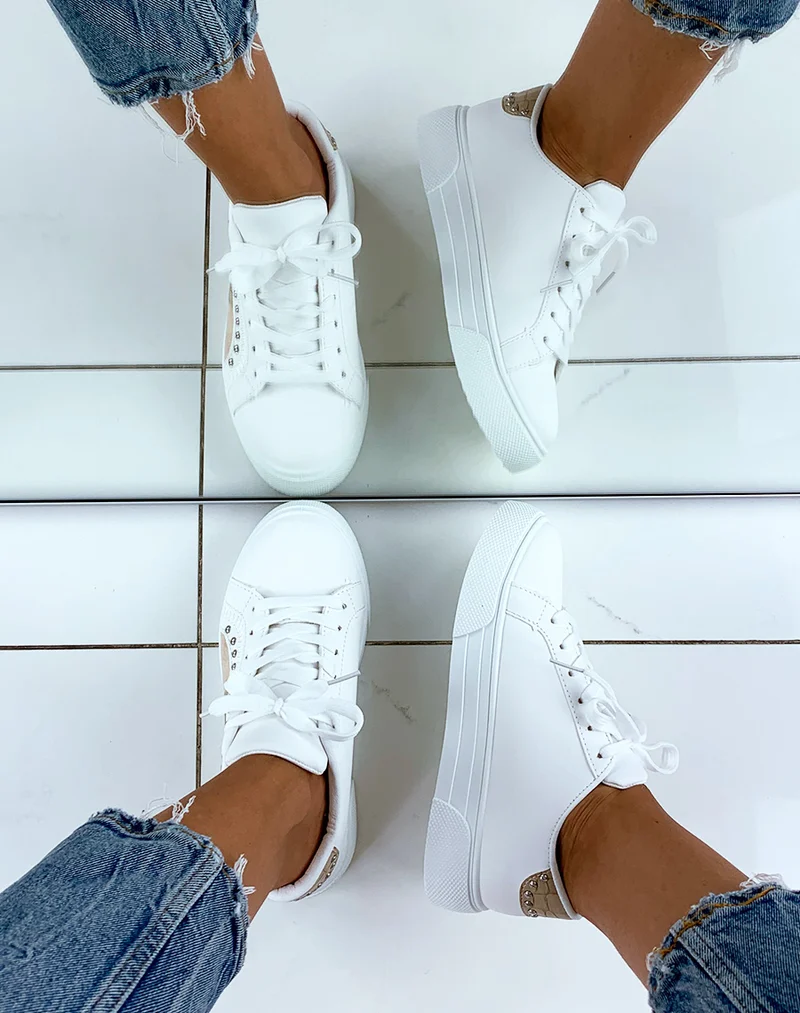 Baskets cloutées blanches et beiges effet croco